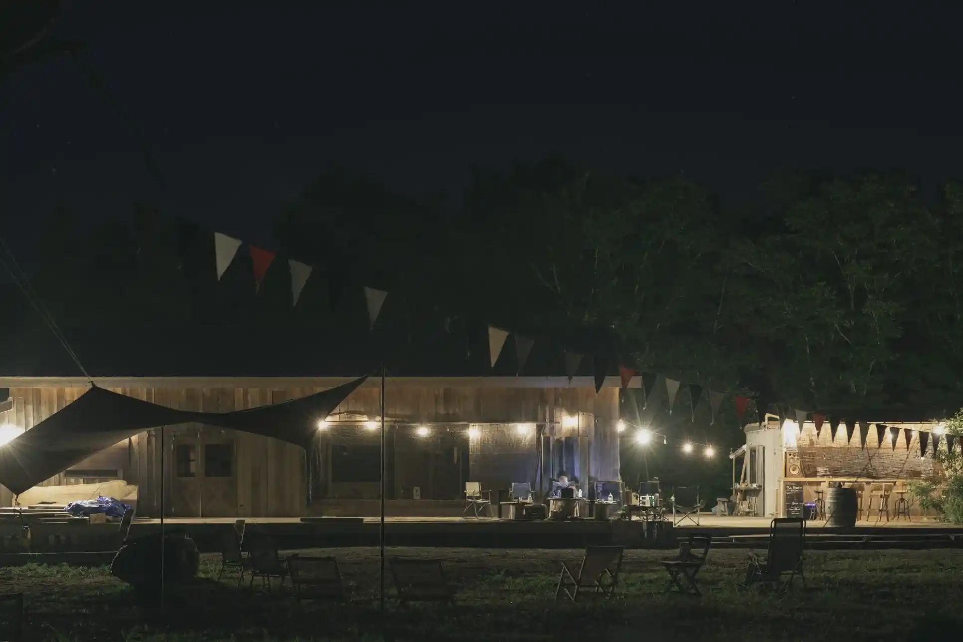 夜の建物