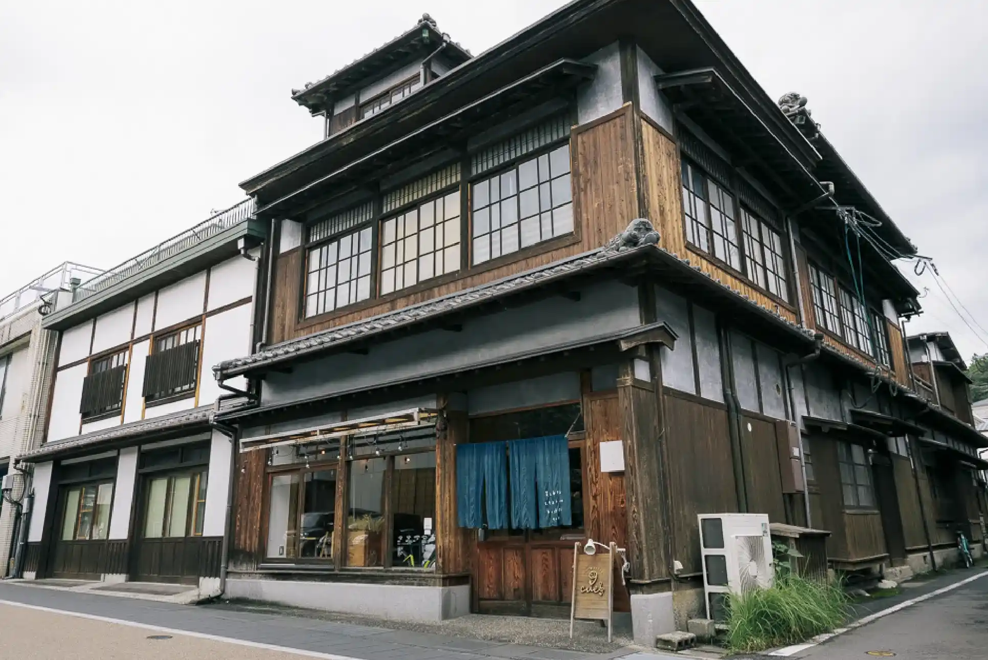 夜の建物